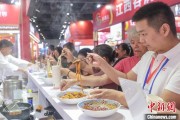 梦见救鸡“嗦粉”经济火热 中国多地“食力”出圈