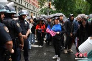 梦见救鸡美国多地举行“没有国王”抗议活动