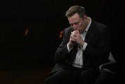 梦见救鸡特斯拉股价收涨超3%：特朗普无意沟通，马斯克父亲劝儿子低头
